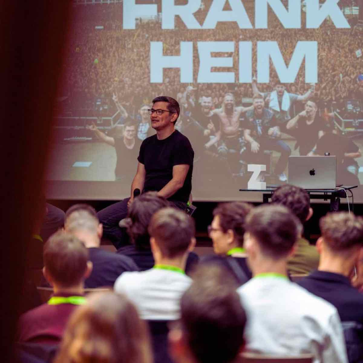 Speaker auf einer Bühne während eines Vortrags – das sichtbare Ergebnis funktionierender Systeme statt bloßer guter Vorsätze.